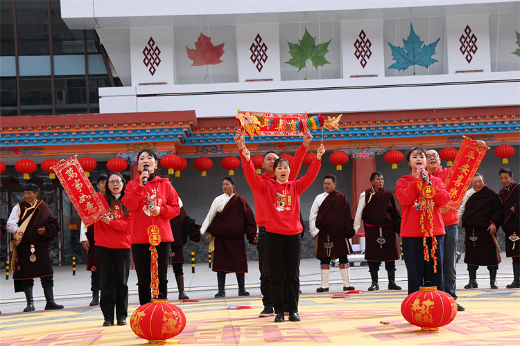 送上新年祝福。黑水縣融媒體中心供圖