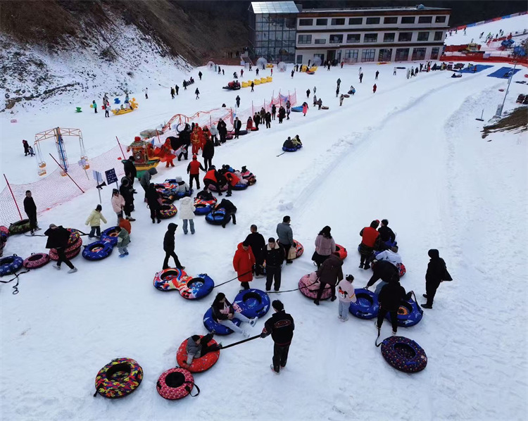 家庭玩滑雪。張文良供圖