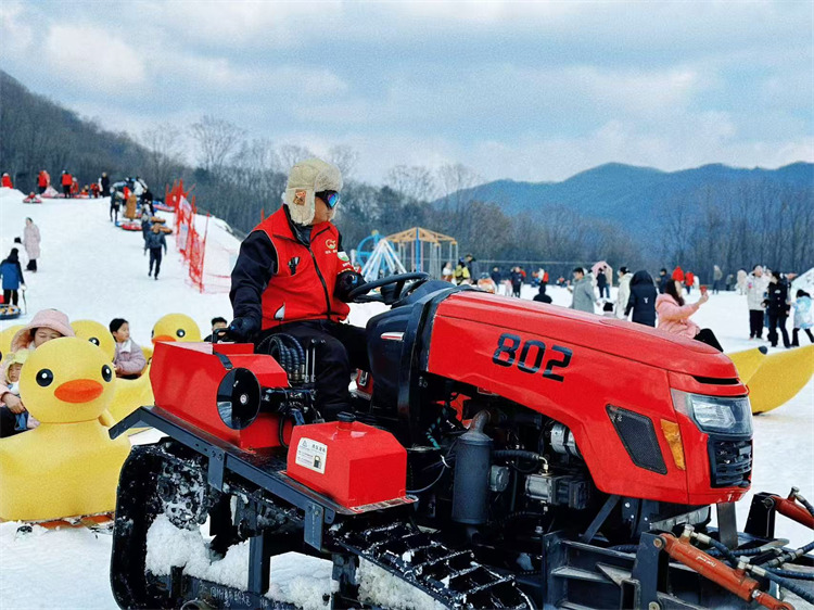 雪地車帶著大家一起玩。張文良供圖