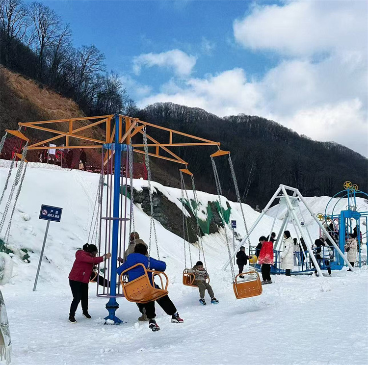 游客在滑雪場玩游樂項目。張文良供圖