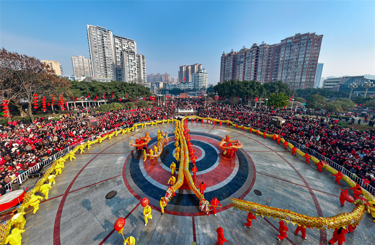 市民觀看舞龍表演。什邡市委宣傳部供圖