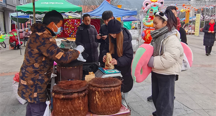 市民買現(xiàn)炒的板栗。鄢懷林 攝