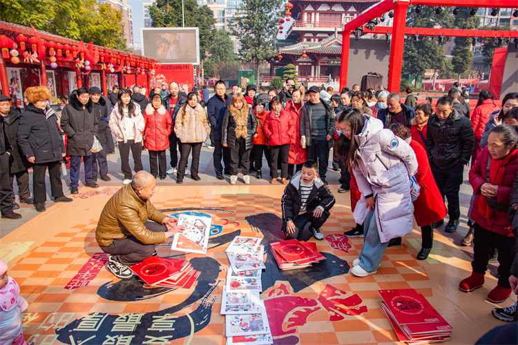 唐人街《牌面成都》民俗藝術年畫展。崇州市委宣傳部供圖