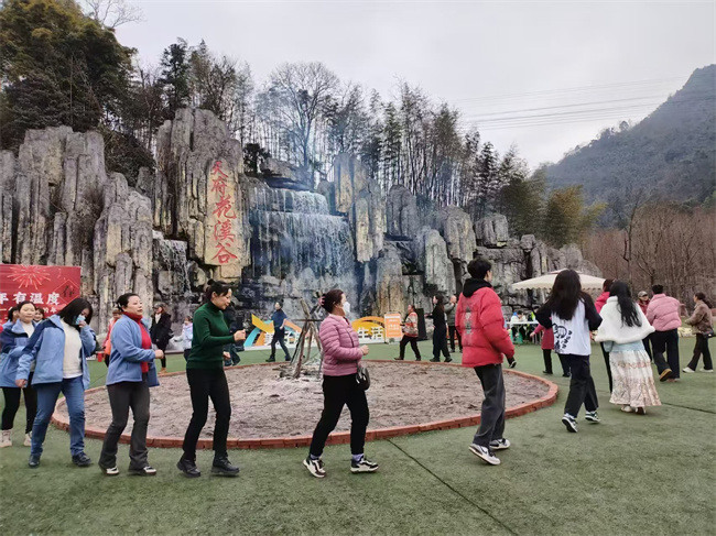 游客們正在景區游玩。羅鋒供圖