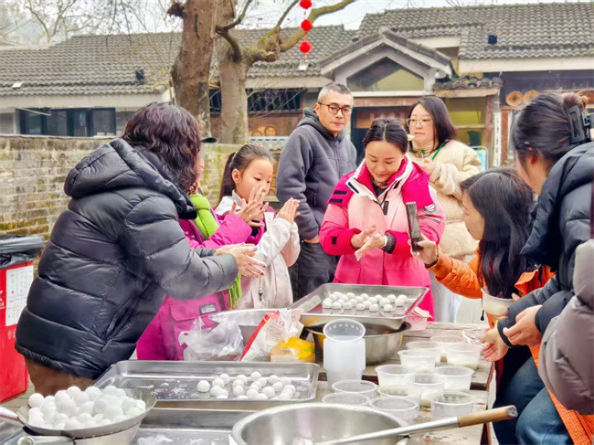 游客們正在體驗包湯圓。羅鋒供圖