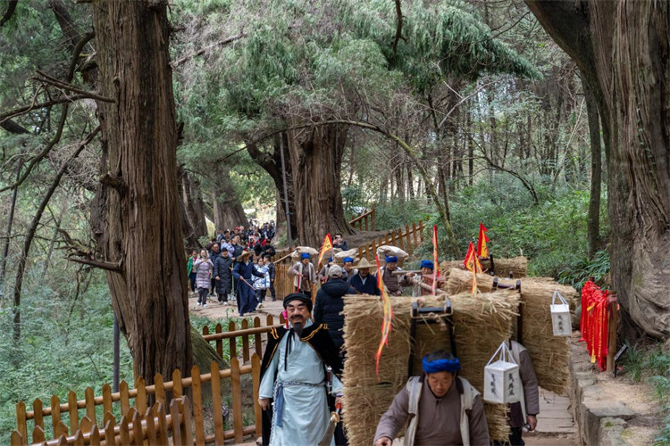 《蜀道鏢運(yùn)》情景劇吸引眾多游客參與。楊文波供圖