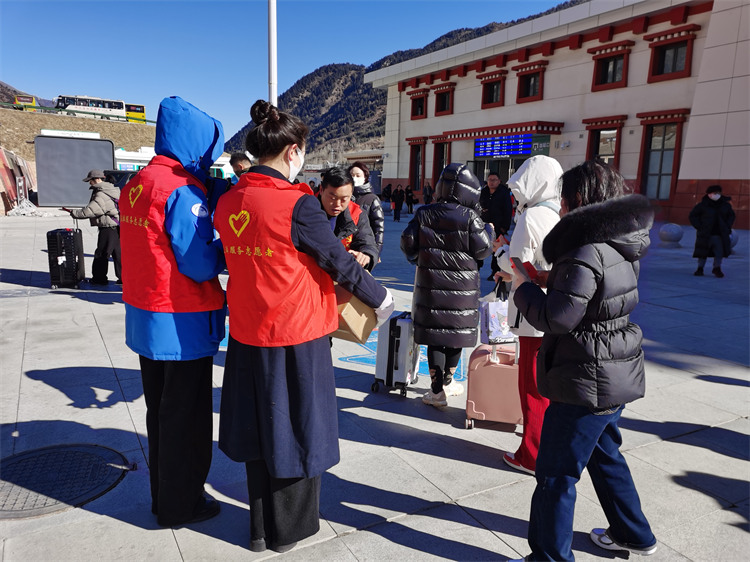 志愿者服務(wù)成為松潘旅游保障的一道“風(fēng)景線”。松潘縣委宣傳部供圖