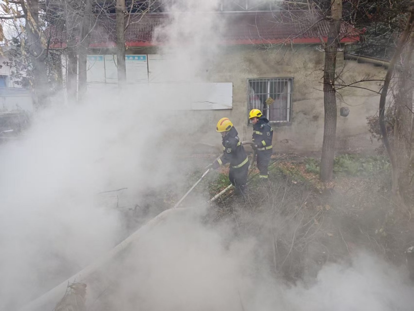 消防員們正在處置1月31日的一場火情。彭州市消防救援大隊供圖