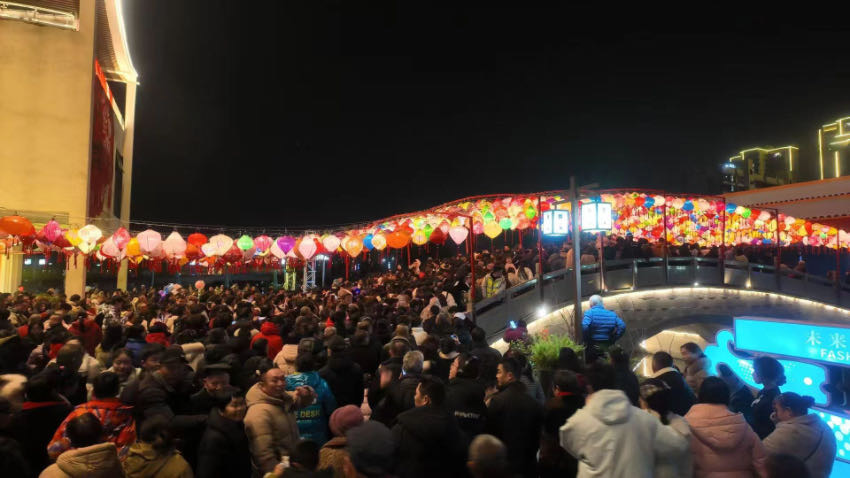 熱鬧非凡的喚魚公園。王清攝