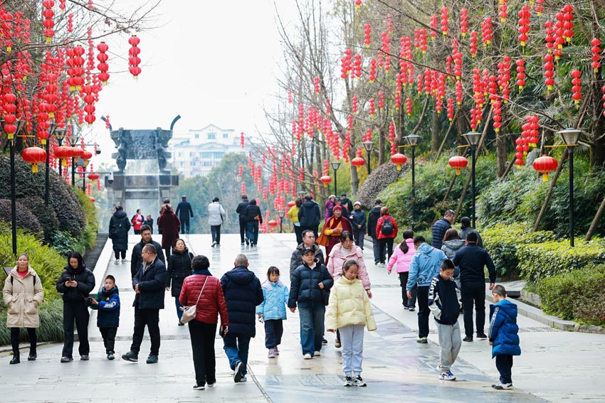 紅紅火火過新年，快快樂樂游草堂。杜甫草堂供圖