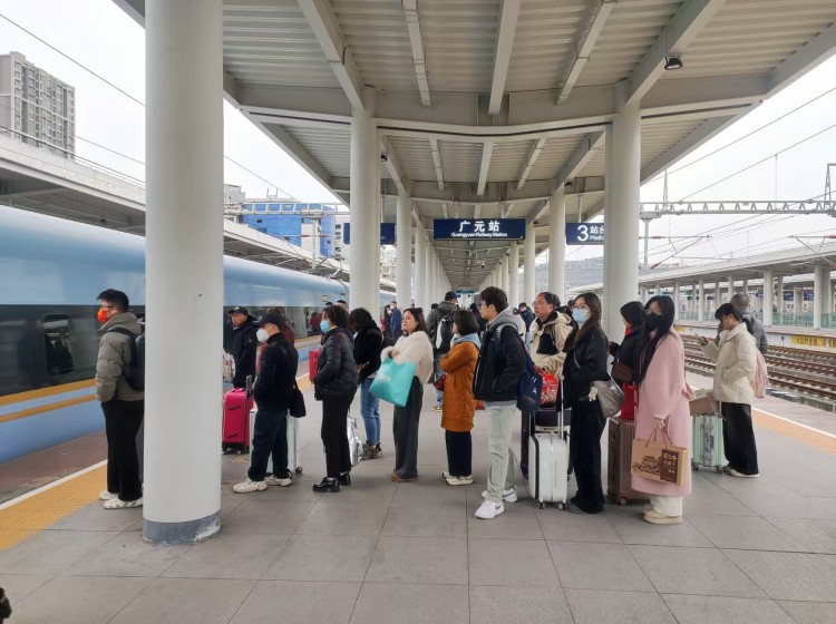 旅客排隊上車。廣元車務段供圖