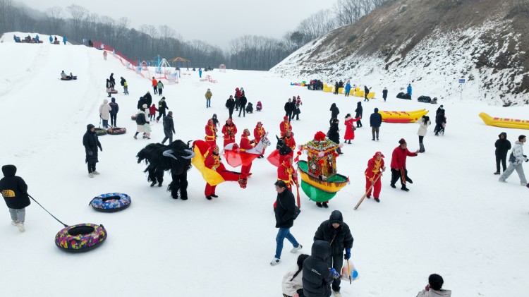 月壩滑雪基地傳統文藝表演。張文良供圖