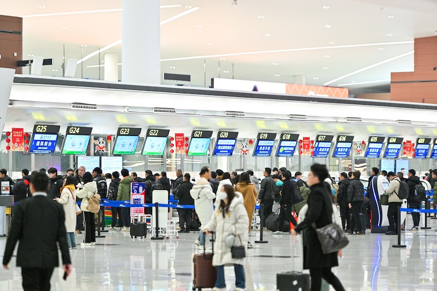 春運期間，成都雙流國際機場、成都天府國際機場一片繁忙景象。四川機場集團供圖