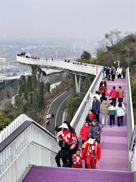 市民游客在高空棧道登高望遠，祈福新年。四川天府新區融媒體中心供圖