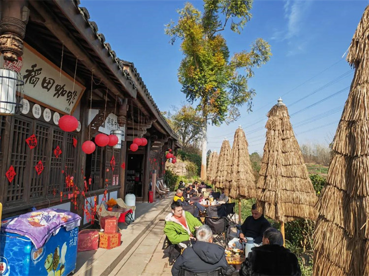 在官塘村，市民游客與親人朋友閑坐暢聊，共度新春。四川天府新區融媒體中心供圖