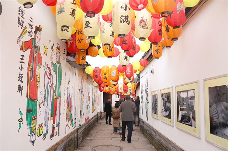 游客逛年畫村。綿竹市融媒體中心供圖